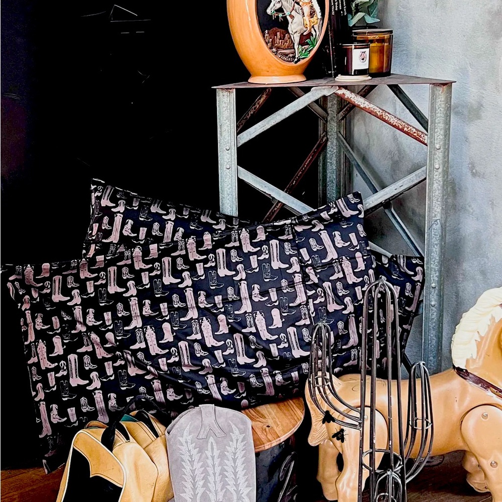 SATIN SLEEP *BOOTZ PILLOWCASES